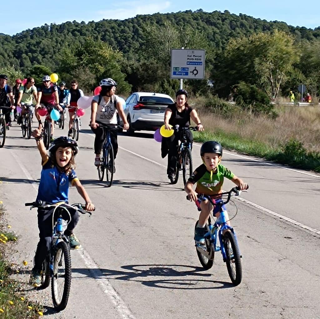 Participants a la Bicicletada familiar per reivindicar la Via Verda del Llobregat