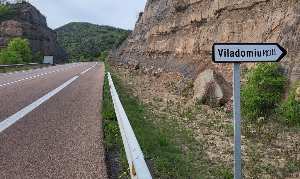 Indicacions d'accés a Viladomiu Nou i el Guixaró sentit Manresa