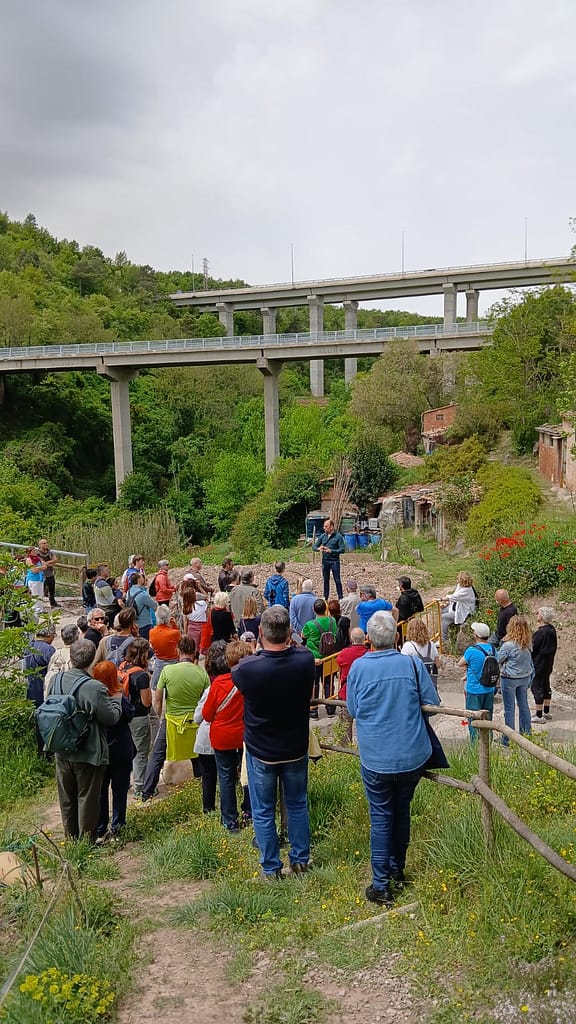 David Font, alcalde de Gironella, explica la via verda del carrilet a Viladomiu Nou
