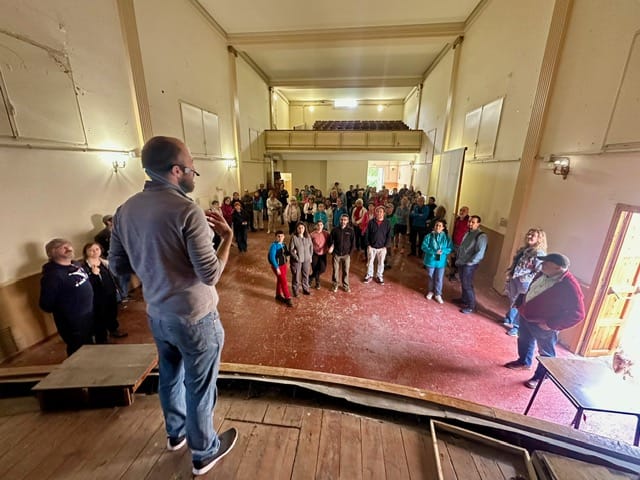 L'alcalde de Casserres, eduard Subirana, explica el projecte de rehabilitació del teatre del Guixaró