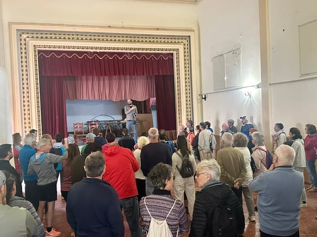 L'alcalde de Casserres, eduard Subirana, explica el projecte de rehabilitació del teatre del Guixaró