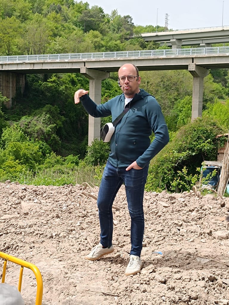 David Font, alcalde de Gironella, explica la via verda del carrilet a Viladomiu Nou