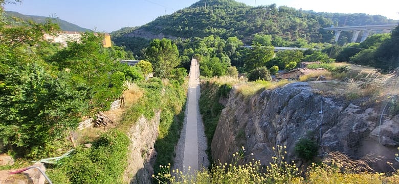 Tram de la Via verda del Carrilet sortida del túnel i pont sobre la riera de Clarà a Viladomiu Nou Tram de la Via verda del Carrilet sortida del túnel i pont sobre la riera de Clarà a Viladomiu Nou